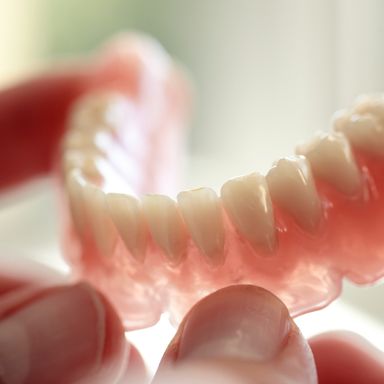 Zahnprothese als Form von Zahnersatz in Garbsen 